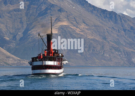 Dampfschiff Kreuzfahrt auf See in Queenstown NZ Stockfoto