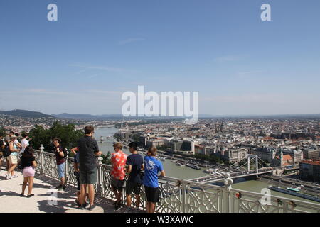 Touristen bewundern die Stadt Budapest von einem hohen Winkel Blick auf Gelert Hill Stockfoto