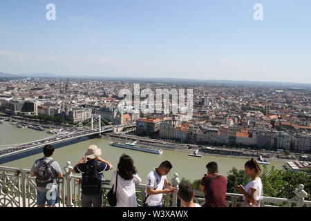 Touristen bewundern die Stadt Budapest von einem hohen Winkel Blick auf Gelert Hill Stockfoto