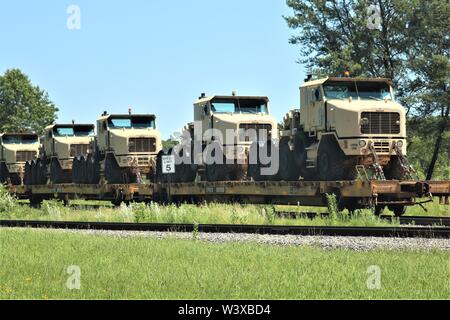 Militärische Fahrzeuge und Ausrüstungsgegenstände von der 1158th Transportation Company und die 107 Oberfläche Wartung Unternehmen der Wisconsin National Guard sind auf triebwagen Juli 12, 2019, am Fort McCoy, Wis. Die Ausstattung war in Fort Hood, Texas, geliefert, ein Teil einer großen Übung später im Jahr werden geladen. Die Schiene wird geladen und die damit verbundenen Arbeiten wurde von der 1158th und 107 Soldaten, Soldaten, 829Th Engineer Unternehmen und Mitarbeiter mit den Fort McCoy Logistics Readiness Center Transport Division. (U.S. Armee Foto von Scott T. Sturkol, Public Affairs Office, Fort McCoy, Wis.) Stockfoto