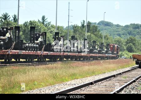 Militärische Fahrzeuge und Ausrüstungsgegenstände von der 1158th Transportation Company und die 107 Oberfläche Wartung Unternehmen der Wisconsin National Guard sind auf triebwagen Juli 12, 2019, am Fort McCoy, Wis. Die Ausstattung war in Fort Hood, Texas, geliefert, ein Teil einer großen Übung später im Jahr werden geladen. Die Schiene wird geladen und die damit verbundenen Arbeiten wurde von der 1158th und 107 Soldaten, Soldaten, 829Th Engineer Unternehmen und Mitarbeiter mit den Fort McCoy Logistics Readiness Center Transport Division. (U.S. Armee Foto von Scott T. Sturkol, Public Affairs Office, Fort McCoy, Wis.) Stockfoto