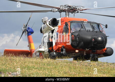 Ein Coast Guard Air Station Kodiak MH-60 Jayhawk Helikopter sitzt auf einem entfernten Bergkette nördlich von Kotzebue, Alaska, 14. Juli 2019 geparkt. Kodiak flugzeugbesatzungen Vorwärts - bereitgestellt von Kotzebue unterstützt ein französischer Fotograf bei der Beschaffung des Bildmaterials von Coast Guard Leben in der Arktis. U.S. Coast Guard Foto von Petty Officer 3. Klasse Lauren Dean. Stockfoto