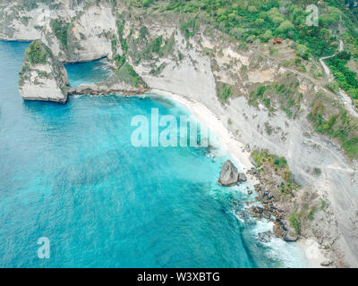Antenne Drohne von Diamond Beach in Nusa Penida, Bali, Indonesien mit erstaunlichen türkisblauen Ozean. weiße Klippen, Meer, Felsen, Strand. Stockfoto