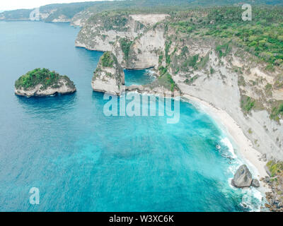 Antenne Drohne von Diamond Beach in Nusa Penida, Bali, Indonesien mit erstaunlichen türkisblauen Ozean. weiße Klippen, Meer, Felsen, Strand. Stockfoto