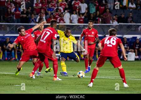 Los Angeles, USA. 17. Juli, 2019. Alexandre Lacazette (9) schießt durch ein Meer von Bayern München rot. Credit: Ben Nichols/Alamy leben Nachrichten Stockfoto