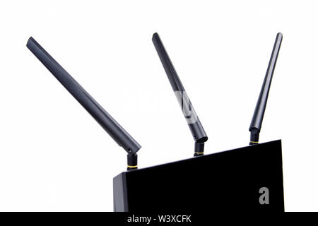 Schwarz Wireless Wi-Fi-Router, Kabelmodem, Ansicht schließen auf drei Antennen, Makro, Nahaufnahme isoliert auf Weiss. MIMO-Technologie und netzwerk konzept Stockfoto
