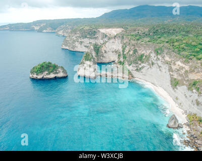 Antenne Drohne von Diamond Beach in Nusa Penida, Bali, Indonesien mit erstaunlichen türkisblauen Ozean. weiße Klippen, Meer, Felsen, Strand. Stockfoto