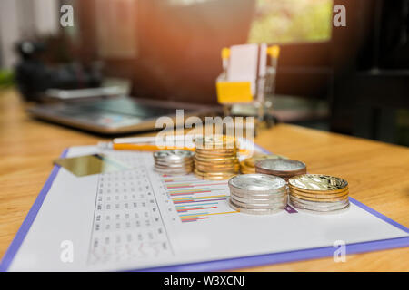 Stapel von goldenen und silbernen Bitcoins (Cryptocurrency) auf Papier graph. Neue virtuelle Geld Konzept. Stockfoto