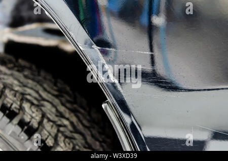 Kratzer auf der Vorderseite des schwarzen Auto. Stockfoto