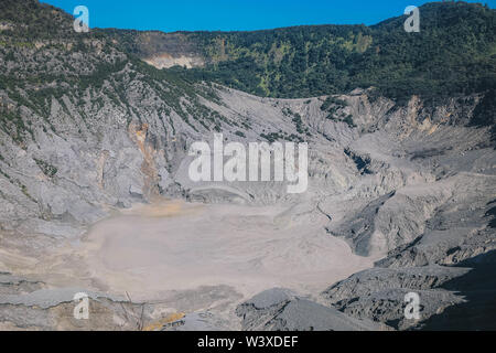 Kawah Ratu, einem vulkanischen Krater auf dem Berg Tangkuban perahu, Bandung, Indonesien Stockfoto