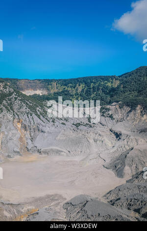 Kawah Ratu, einem vulkanischen Krater auf dem Berg Tangkuban perahu, Bandung, Indonesien Stockfoto