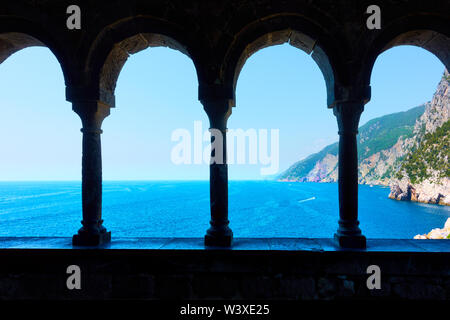 Das Meer und die Säulen der Kirche St. Peter in Porto Venere (Portovenere) Stadt an der ligurischen Küste, La Spezia, Italien Stockfoto