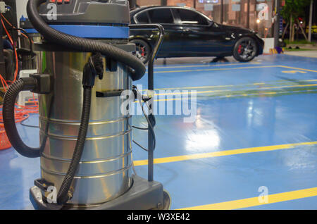 Auto Staubsauger in der Autowäsche. Stockfoto