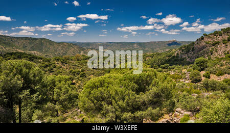 Sierra de Andújar, Santuario Virgen de la Cabeza in weitem Abstand, Blick vom Mirador El Peregrino, in der Nähe von Andujar, Provinz Jaen, Andalusien, Spanien Stockfoto