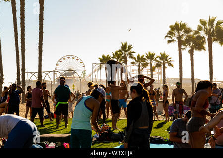 Menschen, die Yoga in Santa Monica Beach Stockfoto