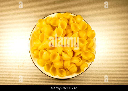 CONCHIGLIONI Italienische chemische Rohstoffe pasta Ansicht von Oben. Selektiver Fokus mit Kopie Platz für Text. Stockfoto