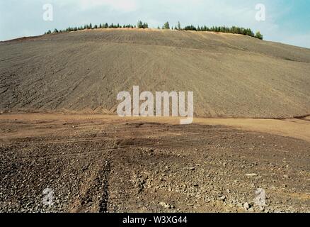 Eingereicht - 01. Januar 1992, Berlin, Aue: Sachsen/DDR/Energie/1992 Uran Dumps in Schlema in der Nähe von Aue, der Sanierung von großen Umweltschäden hat begonnen. Der Heap abgeflacht ist und Terrassen sind, Büsche gepflanzt wird. Zugang für die Bevölkerung nicht für eine sehr lange Zeit möglich sein. Die Sanierung erfolgt durch Wismut AG/AG/Erzgebirge/Umwelt/Atom/URAN/Bergbau den deutsch-sowjetischen Aktiengesellschaft wurde nach der Entstehung der DDR in der Sowjetunion weiter Zugang zu Uran im Erzgebirge zu aktivieren gegründet. Zwischen 1946 und 1990 mehr als 200.000 Tonnen Stockfoto