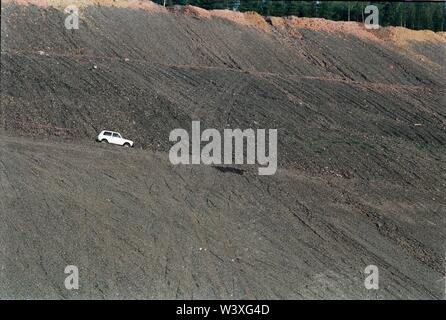 Eingereicht - 01. Januar 1992, Berlin, Aue: Sachsen/DDR/Energie/1992 Uran Dumps in Schlema in der Nähe von Aue, der Sanierung von großen Umweltschäden hat begonnen. Der Heap abgeflacht ist und Terrassen sind, Büsche gepflanzt wird. Zugang für die Bevölkerung nicht für eine sehr lange Zeit möglich sein. Die Sanierung erfolgt durch Wismut AG/AG/Erzgebirge/Umwelt/Atom/URAN/Bergbau den deutsch-sowjetischen Aktiengesellschaft wurde nach der Entstehung der DDR in der Sowjetunion weiter Zugang zu Uran im Erzgebirge zu aktivieren gegründet. Zwischen 1946 und 1990 mehr als 200.000 Tonnen Stockfoto