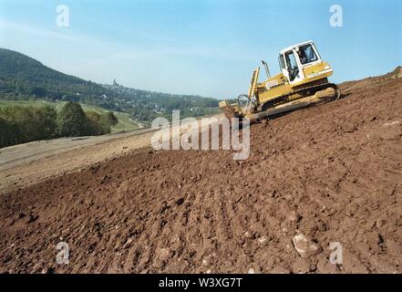 Eingereicht - 01. Januar 1992, Berlin, Aue: Sachsen/Bundesländer/DDR/Energie/1992 Uran Dumps in Schlema in der Nähe von Aue. Die Sanierung des großen Umweltschäden hat begonnen. Der Heap abgeflacht ist und Terrassen sind, Büsche gepflanzt wird. Zugang für die Bevölkerung nicht für eine sehr lange Zeit möglich sein. Die Renovierung wird durch die Wismut AG durchgeführt werden. Den Deutsch-Sowjetischen Aktiengesellschaft wurde nach der Entstehung der DDR, um die Sowjetunion weiterhin Zugang zu Uran im Erzgebirge zu haben gegründet. Zwischen 1946 und 1990 mehr als 200.000 Tonnen Uran oder Stockfoto