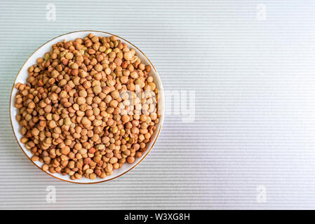 Schüssel voll Linsen mit Kopie Raum Stockfoto