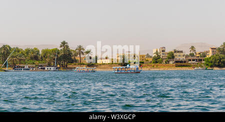 Luxor, Ägypten - 16. April 2019: Blick auf den Nil Stadt Küste mit Segelbooten in Luxor, Ägypten Stockfoto