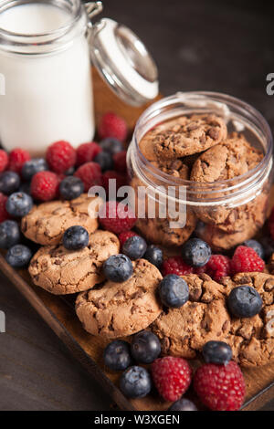 Nahaufnahme Foto von köstlichen Schokolade Haferflocken Cookies mit bluebarries. Köstliches Dessert. Stockfoto