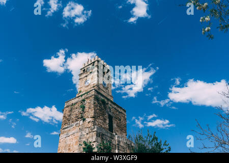 7. April 2019, Antalya, Türkei - Blick auf den berühmten Uhrenturm. Mit blauen Himmel im Hintergrund. Stockfoto