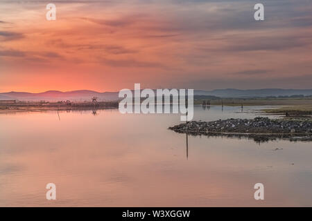 Irvine Hafen Sonnenuntergang North Ayrshire, Schottland auf einen ruhigen Sommer Tag auf der Suche nach Ardeer Halbinsel in der Ferne Stockfoto