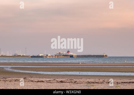 Ardrossan, Schottland, UK - 15. Juli 2019: aus Haiger Vorland in der Arran Fähre im Hafen auf eine Muschel Sommer Abend in Schottland. Stockfoto