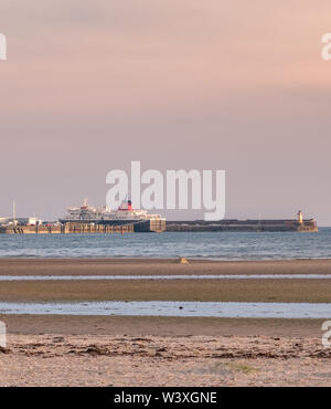 Ardrossan, Schottland, UK - 15. Juli 2019: aus Haiger Vorland in der Arran Fähre im Hafen auf eine Muschel Sommer Abend in Schottland. Stockfoto