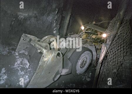 Eingereicht - 01. Januar 1990, Berlin, Ronneburg: Thüringen/DDR/Bergbau 3/1990 Uranabbau in Drosen Welle, Thüringer Wald (in der Nähe von Ronneburg). Rock mit Uran ist in einen Trichter geschoben. Die Welle war noch im normalen Betrieb im Jahr 1990, aber die Zukunft des Uranabbaus noch nicht entschieden worden. //Energie/Atom/URAN//Uranabbau Foto: Paul Glaser/dpa-Zentralbild/ZB Stockfoto