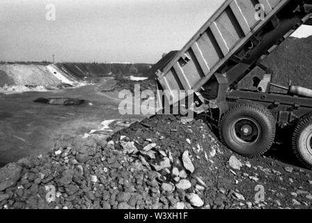 Eingereicht - 01. Januar 1990, Berlin, Ronneburg: DDR / Wirtschaft / Thüringen / 1990 Uran Deponien in Drosen in der Nähe von Ronneburg. Das Foto wurde Anfang 1990 als Uran wurde noch abgebaut werden. Der Stapler ist mit radioaktiven Abraum zu einer Terrasse Slagheap. Das Unternehmen gehörte zu den VEB Wismut// Umwelt //Boden/Uran Haufen/Bergbau/Strahlung/Treuhand den deutsch-sowjetischen Aktiengesellschaft nach der Entstehung der DDR, um die Sowjetunion weiterhin Zugang zu Uran im Erzgebirge zu haben, gegründet wurde. Zwischen 1946 und 1990 mehr als 200.000 Tonnen ura Stockfoto