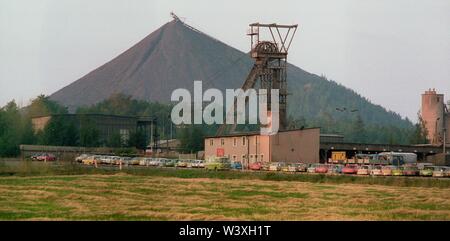 Eingereicht - 01. Januar 1990, Berlin, Beliebig: Thüringen/DDR/8/1990 Uran Dumps in der Nähe von Ronneburg, Diese spitzkegel dumps für eine lange Zeit unzugänglich bleiben. Sie sind so festgelegt, dass der Regen keine radioaktiven Stoffe in das Grundwasser spülen. Die Sanierung der uranium Verschmutzung kosten mehr als 6 Milliarden Euro. Bergbau Welle im Vordergrund, noch in Betrieb/Uran Dumps/Wismut/Umwelt/Atom/Landschaft Der deutsch-sowjetische Aktiengesellschaft nach der Entstehung der DDR, der Sowjetunion Zugang zu Uran im Erzgebirge zu geben gegründet wurde. Zwische Stockfoto