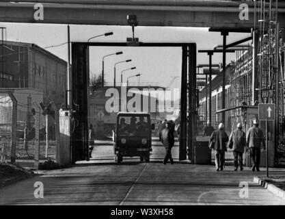 Eingereicht - 01. Januar 1990, Berlin, Greifswald: Mecklenburg-vorpommern/DDR/1990 Kernkraftwerk Lubmin bei Greifswald. Block 5 befindet sich noch im Aufbau. Ein wenig später, das Kraftwerk aus Sicherheitsgründen abgeschaltet. Heute gibt es auch ein Zwischenlager für radioaktive Abfälle. Die Technologie wurde die sowjetische. Das Foto zeigt den Eingang zur Anlage//Atom/Energie/Reaktor/NPP/Kernenergie / Die Bundesländer / Foto: Paul Glaser/dpa-Zentralbild/ZB Stockfoto