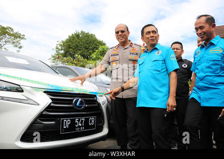 Makassar, Indonesien 18. Juli 2019, stellvertretender Leiter des South Sulawesi regionale Polizei, zusammen mit dem Leiter des Nationalen Narcotics Agency der Provinz Südsulawesi, Brigadegeneral Polizei Idris Kadir und Südsulawesi regionale Polizisten sah Beweise für ein luxuriöses Auto aus, mit der die Festnahme von zwei Bauern waren Drogendealer und Geldwäsche von Sidrap Regency. Credit: Herwin Bahar/Alamy leben Nachrichten Stockfoto