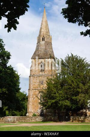 Die Pfarrkirche der Heiligen Jungfrau Maria auf dem Gelände des Broughton Castle, Oxfordshire (von den umliegenden Feldern) Stockfoto