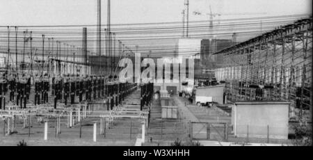 Eingereicht - 01. Januar 1990, Berlin, Lubmin: Mecklenburg-vorpommern/DDR/1990 Kernkraftwerk Lubmin bei Greifswald (Hintergrund). Power Distribution System. Die Technologie des KKW war Sowjetische. Insgesamt wurden 5 Blöcke geplant, 4 in Betrieb waren, jeder mit einer Leistung von 400 MW. Alle in 1990 // Atom/Energie/Reaktor/Atom/Atomkraft/Föderalen stillgelegt Staaten Foto: Paul Glaser/dpa-Zentralbild/ZB Stockfoto