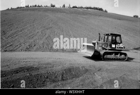 Eingereicht - 01. Januar 1992, Berlin, Aue: Sachsen/DDR/Energie/1992 Uran Dumps in Schlema in der Nähe von Aue, der Sanierung von großen Umweltschäden hat begonnen. Der Heap abgeflacht ist und Terrassen sind, Büsche gepflanzt wird. Zugang für die Bevölkerung nicht für eine sehr lange Zeit möglich sein. Die Renovierung wird durch die Wismut AG durchgeführt werden. Ein Bagger verteilt eine Mischung von Mutterboden und Asche//Erzgebirge/Umwelt/Atom/URAN/Bergbau den deutsch-sowjetischen Aktiengesellschaft gegründet nach der Entstehung der DDR, der Sowjetunion weiter Zugang zu Uran im Erzgeb zu ermöglichen Stockfoto