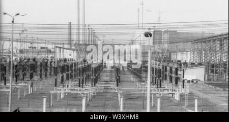 Eingereicht - 01. Januar 1990, Berlin, Lubmin: Mecklenburg-vorpommern/DDR/1990 Kernkraftwerk Lubmin bei Greifswald (Hintergrund). Power Distribution System. Die Technologie des KKW war Sowjetische. Insgesamt wurden 5 Blöcke geplant, 4 in Betrieb waren, jeder mit einer Leistung von 400 MW. Alle in 1990 // Atom/Energie/Reaktor/Atom/Atomkraft/Föderalen stillgelegt Staaten Foto: Paul Glaser/dpa-Zentralbild/ZB Stockfoto