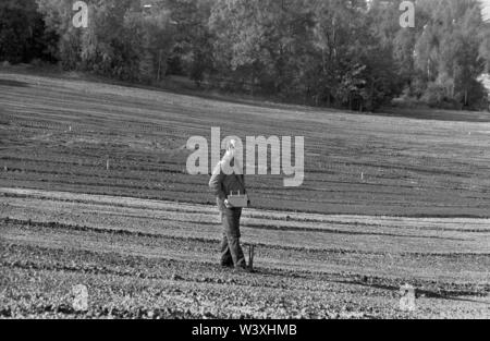 Eingereicht - 01. Januar 1992, Berlin, Aue: Sachsen/Bundesländer/DDR/Energie/1992 Uran Dumps in Schlema in der Nähe von Aue, Messung der Radioaktivität. Die Sanierung des großen Umweltschäden hat begonnen. Der Heap abgeflacht ist und Terrassen sind, Büsche gepflanzt wird. Zugang für die Bevölkerung nicht für eine sehr lange Zeit möglich sein. Die Sanierung erfolgt durch Wismut AG/AG/Erzgebirge/Umwelt/Atom/URAN/Bergbau den deutsch-sowjetischen Aktiengesellschaft gegründet, nachdem die Entstehung der DDR in der Sowjetunion weiter Zugang zu Uran im erzgebirg zu aktivieren Stockfoto