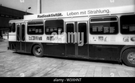 Eingereicht - 01. Januar 1990, Berlin, Lubmin: Mecklenburg-vorpommern/DDR/1990 Kernkraftwerk Lubmin bei Greifswald. Der Westen ist mit einem Bus über Atom zu informieren. Das war nicht in der DDR notwendig. Die Gefahren können dann verboten werden. //Atom/Energie/Reaktor/Atom/Atomkraft/Bundesländer Foto: Paul Glaser/dpa-Zentralbild/ZB Stockfoto