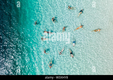 Menschen, die sich im Blue Water Lake McKenzie Fraser Island, Queensland, Australien, entspannen und schwimmen Menschen, die sich im Blue Water Lake McKenzie Fraser Island, Queensland, Australien, entspannen und schwimmen