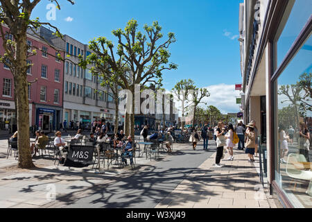 Menschen Besucher Shopper Shopper Geschäfte Geschäfte im Stadtzentrum im Sommer Parliament Street York North Yorkshire England Großbritannien Großbritannien Stockfoto