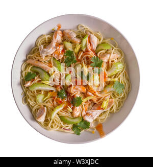 Udon mit Huhn und Erdnuss Knoblauch Sauce ohne Hinzufügen von Sesam in einer weißen Schüssel auf weißem Hintergrund. Stockfoto