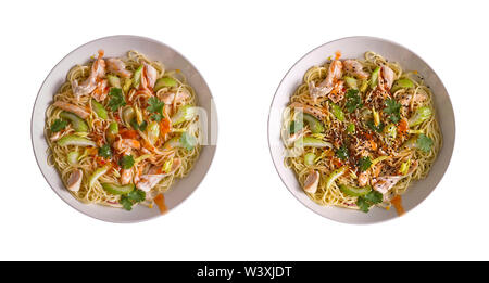 Udon mit Huhn und Erdnuss Knoblauch Sauce in zwei weiße Schalen mit Sesam und ohne Hinzufügen auf einem weißen Hintergrund. Zwei Optionen für die Archivierung. Stockfoto