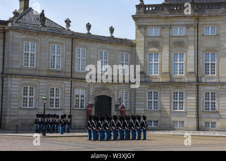 Kopenhagen, Dänemark - 25 Juni 2019: die Wachablösung am Schloss Amalienborg Palast auf dem Rathausplatz in Kopenhagen, Dänemark. Stockfoto
