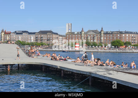 Kopenhagen, Dänemark - 25 Juni 2019: Menschen Sonnenbaden im Zentrum von Kopenhagen in Dänemark Stockfoto