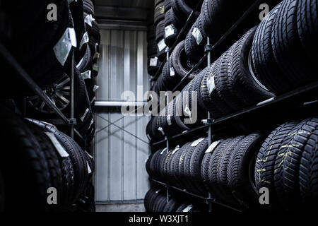 Reifen in der Garage gelagert - Warten auf den Client haben Sie auf seinem Auto Stockfoto