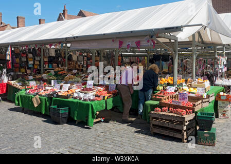 Frisches Obst und Gemüse zum Verkauf im Freien geöffnet Air Market Händler Stände im Sommer York North Yorkshire England Großbritannien Stockfoto