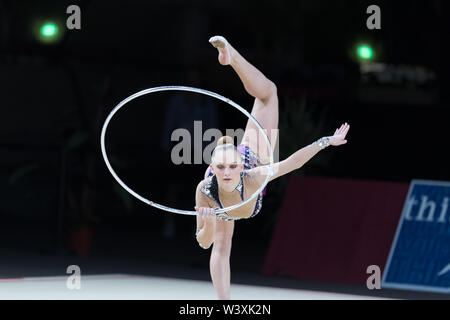 Yuliana Telegina aus Israel führt Ihr hoop Routine während 2019 Grand Prix de Thiais Stockfoto